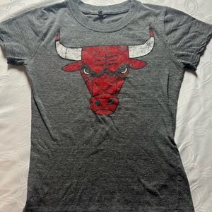 ✔️Ladies Classic Chicago Bulls Logo Short Sleeve T-Shirt Size Small.